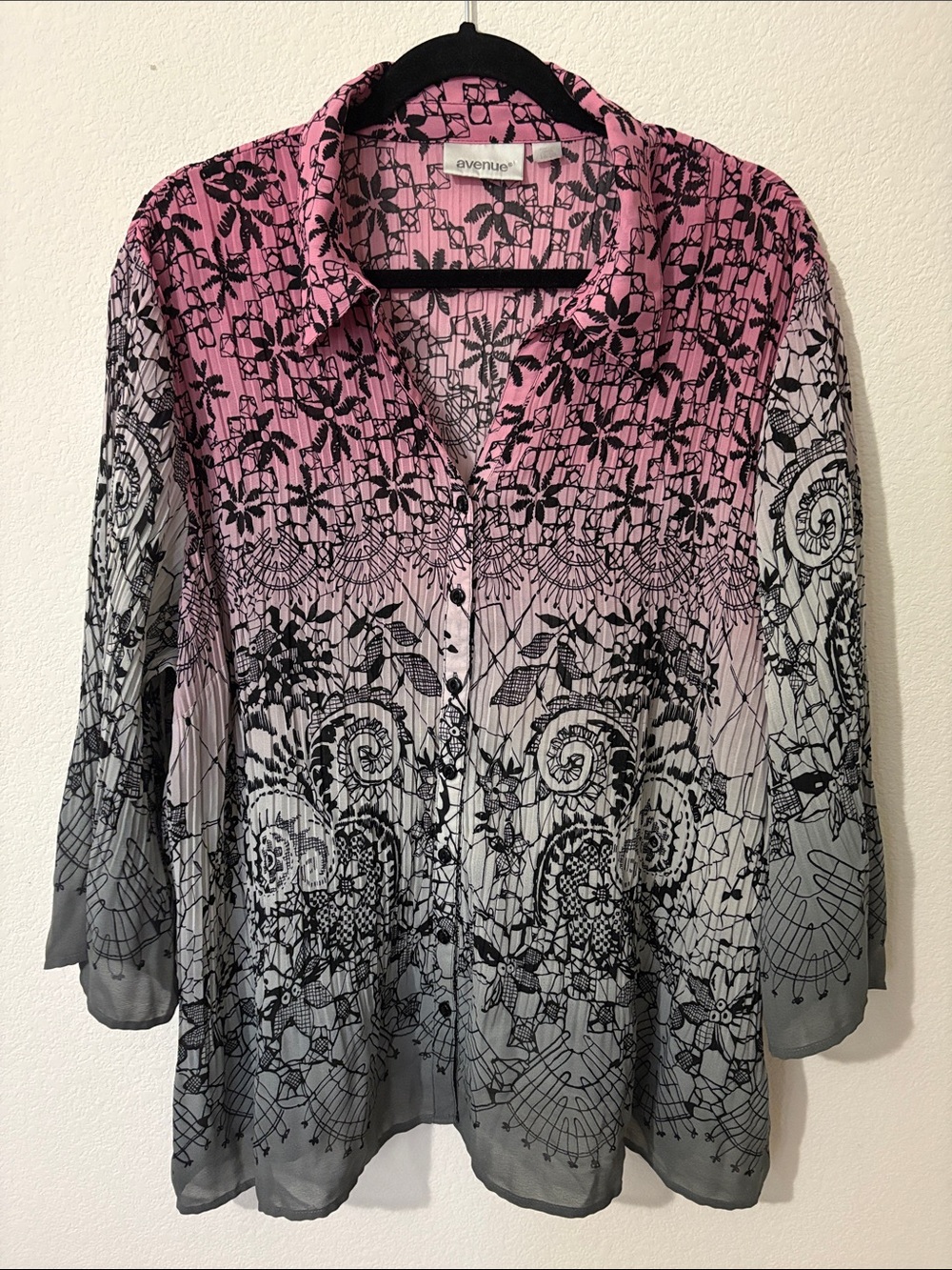 Avenue size 18/20 button-down long sleeves pleated printed blouse  100% polyeste